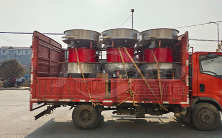 貴州客戶定制漿液篩裝車完畢，準(zhǔn)備發(fā)貨